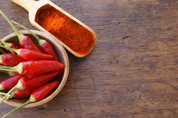 Fresh chili pods and chili powder — Stock Photo, Image