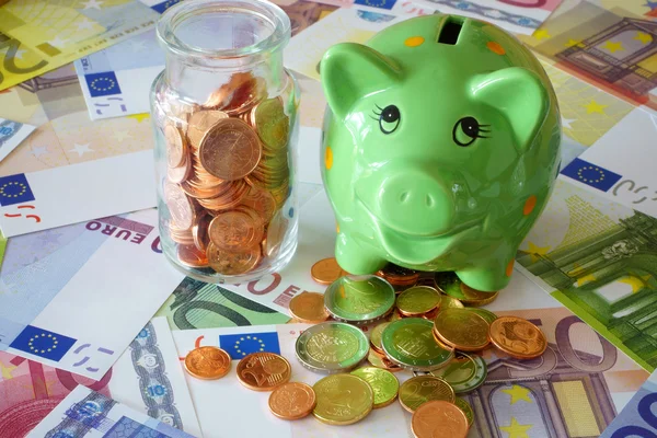 Saving money in a piggy bank — Stock Photo, Image