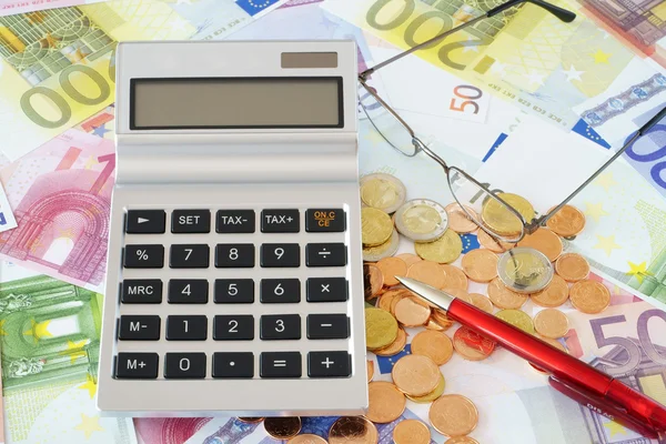 Calcolatrice tascabile sulle banconote in euro Immagine Stock