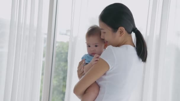 Οικογενειακή Ιδέα Ασιάτισσα Μαμά Κρατάει Ένα Μωρό Στο Σπίτι Ανάλυση — Αρχείο Βίντεο
