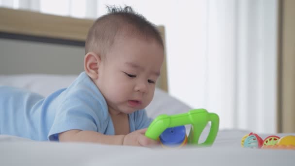 Familienkonzept Das Baby Liegt Allein Und Spielt Mit Spielzeug Auf — Stockvideo