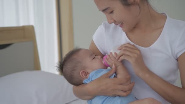 Rodinný Koncept Matka Krmí Svou Dceru Ložnici Rozlišení — Stock video