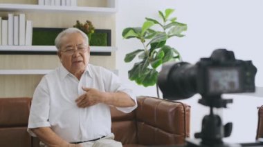 Aile kavramı. Koca, karısını evde avuttu. 4k Çözünürlüğü.