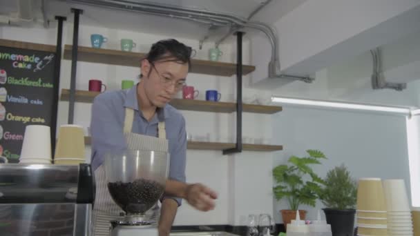 Concept Café Les Employés Préparent Café Mettre Dans Une Broyeuse — Video