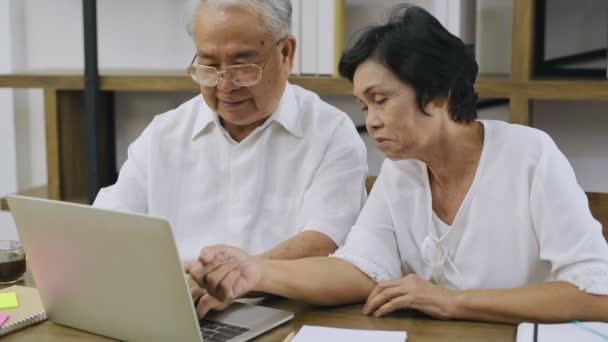 Koncepcja Rodziny Starsza Para Pracuje Nad Komputerami Domowymi Rozdzielczość — Wideo stockowe