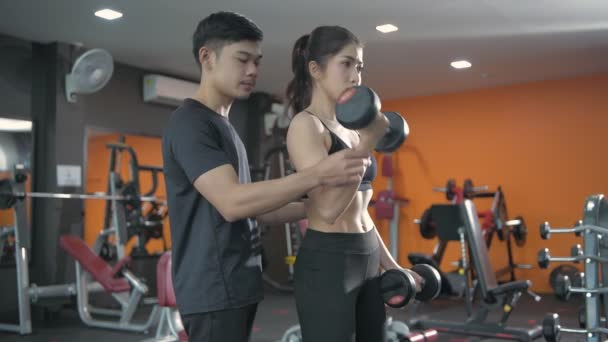 健康的概念 亚洲女孩正在一个推荐的教练的指导下进行锻炼 4K分辨率 — 图库视频影像
