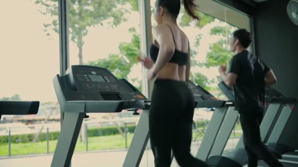 Fitness Konsepti Spor Salonunda Koşu Bandında Koşan Bir Sporcu Çözünürlüğü — Stok video