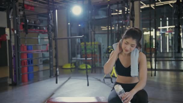 Fitness Konsepti Dinlenen Asyalı Sporcular Spor Salonundaki Arkadaşlarına Merhaba Diyor — Stok video