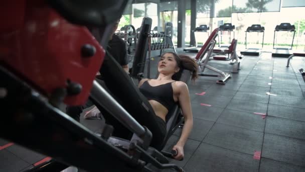フィットネスコンセプト トレーナーはジムで運動するアジアの女性の世話をする 4K分解能 — ストック動画