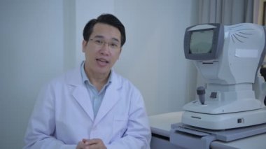 Optik dükkan konsepti. Asyalı doktorlar göz muayenesi için görüşüyorlar. 4k Çözünürlüğü.