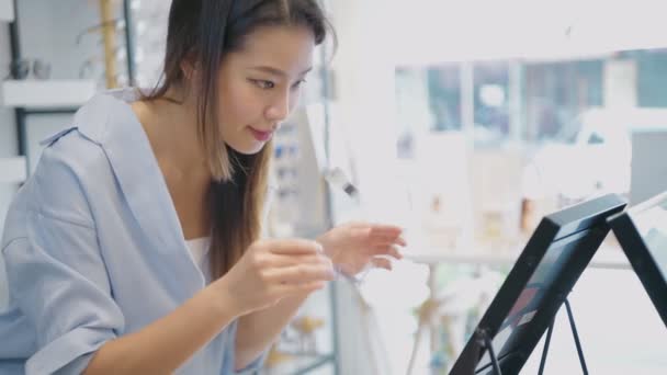 Optiskt Butikskoncept Unga Asiatiska Kvinnor Väljer Gärna Solglasögon Upplösning — Stockvideo