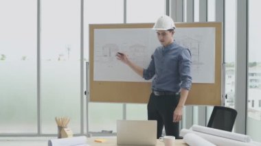 İş konsepti. Mühendisler projeyi toplantıda sundular. 4k Çözünürlüğü.