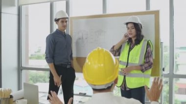 İş konsepti. Mühendisler ofiste toplanıyorlar. 4k Çözünürlüğü.