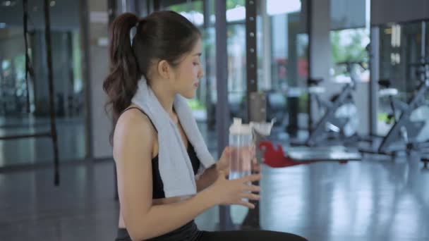 フィットネスコンセプト アジアの選手はジムで水を飲む 4K分解能 — ストック動画
