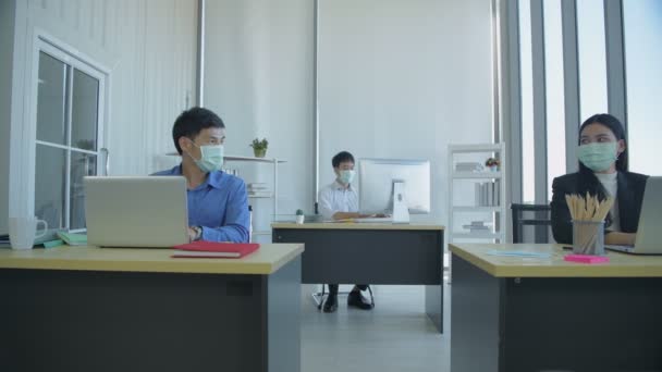 Business Concepts Employees Protecting Themselves While Working Wearing Masks Resolution — Stock Video