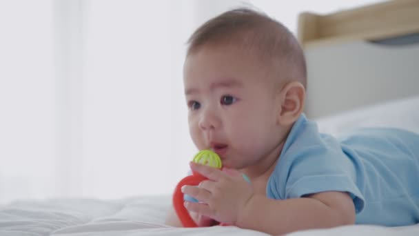 Familjebegreppet Barnet Ligger Ensam Och Leker Med Leksaker Sängen Upplösning — Stockvideo