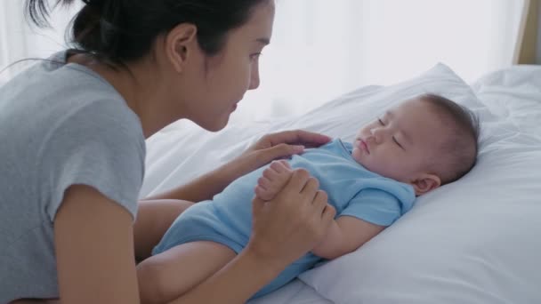 Familie Concept Een Moeder Kuste Haar Dochter Met Liefde Resolutie — Stockvideo