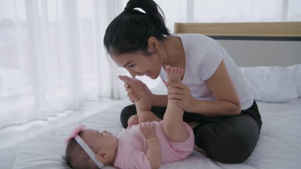 Familie Concept Moeder Speelt Met Haar Dochter Het Huis Resolutie — Stockvideo