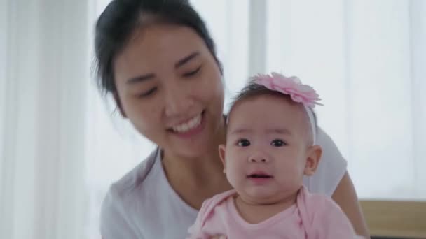 Concept Famille Mère Jouant Avec Fille Dans Maison Résolution — Video