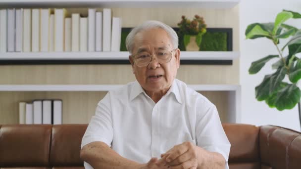 Familienkonzept Ein Älterer Asiatischer Mann Gibt Wohnzimmer Ein Interview Über — Stockvideo