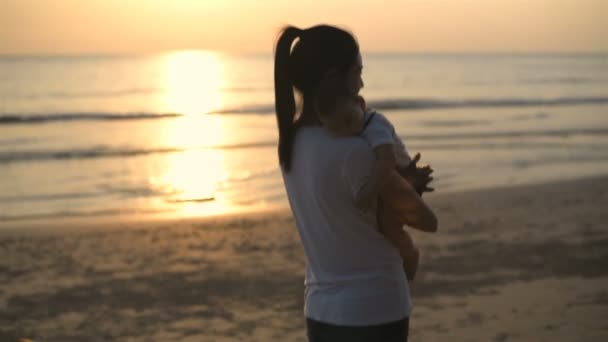 Familjebegreppet. Mamma uppfostrar ett barn vid stranden. 4k Upplösning. — Stockvideo