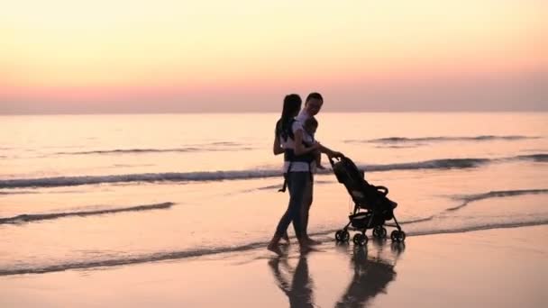 Koncepcja Rodziny Rodzice Dzieci Szczęśliwie Spacerują Plaży Rozdzielczość — Wideo stockowe