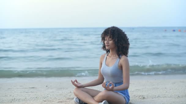 Concepto Vacaciones Hermosa Chica Está Meditando Playa Resolución — Vídeos de Stock