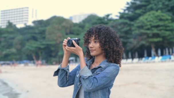 Ferienkonzept Ein Schönes Mädchen Beim Fotografieren Mit Einer Digitalkamera Auflösung — Stockvideo