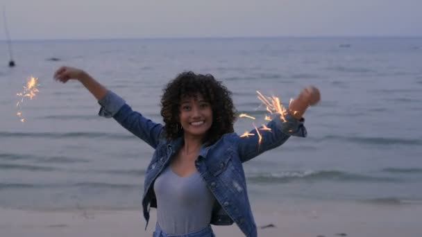 Concetto Vacanza Bella Ragazza Diverte Giocare Fuochi Artificio Sulla Spiaggia — Video Stock