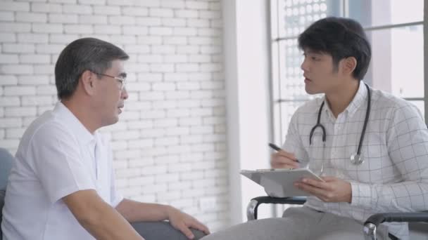 Sağlık Konsepti Doktor Hastanın Geçmişini Kontrol Ediyor Çözünürlüğü — Stok video
