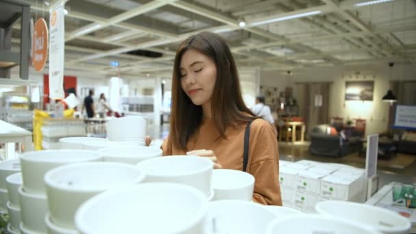 Concept Shopping Fille Achète Pot Pour Planter Arbre Dans Centre — Video