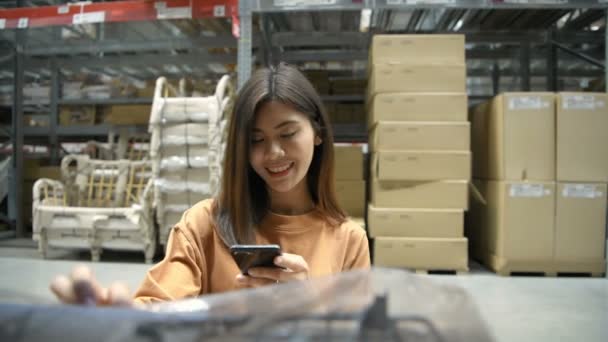 Concepto Compras Las Mujeres Jóvenes Están Comprando Muebles Mediante Comparación — Vídeo de stock