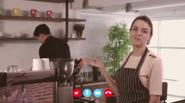 Video çağrısı konsepti. Dükkan sahibi çalışma sürecini sunuyor. 4k Çözünürlüğü.