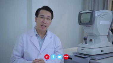 Video çağrısı konsepti. Asyalı doktorlar göz muayenesi için görüşüyorlar. 4k Çözünürlüğü.
