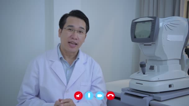 Konsep Panggilan Video Dokter Asia Sedang Mewawancarai Tentang Pemeriksaan Mata — Stok Video
