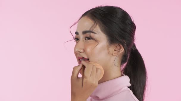 Schoonheidsconcept Schoonheidsspecialiste Maakt Een Aziatisch Model Een Roze Achtergrond Resolutie — Stockvideo