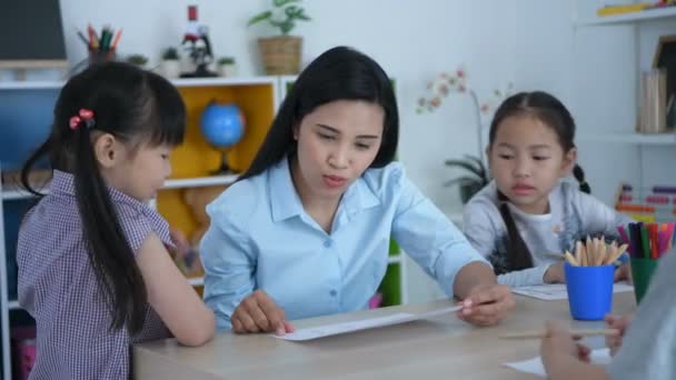 Concepto Educativo Maestra Está Hablando Con Los Niños Aula Resolución — Vídeo de stock