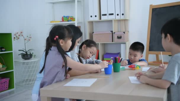 Concepto Educativo Maestra Está Enseñando Los Niños Pintar Aula Resolución — Vídeo de stock