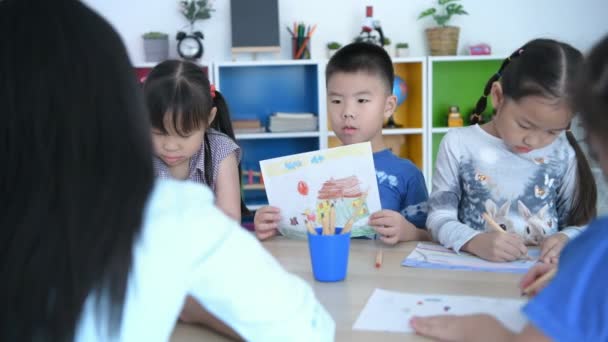 Bildungskonzepte Die Kinder Präsentieren Die Zeichnung Freunden Und Lehrern Die — Stockvideo