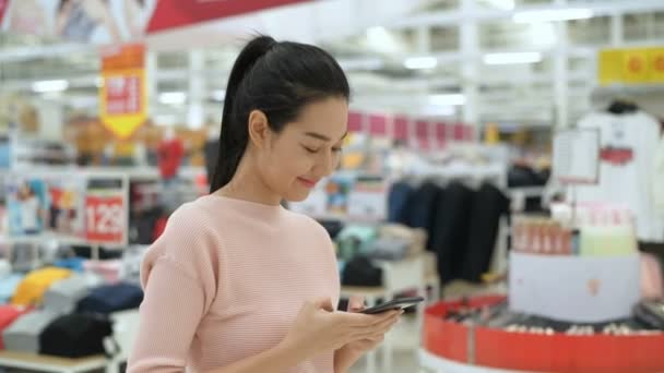 Alışveriş Kavramları Genç Kadınlar Alışveriş Merkezinde Mal Aramak Için Cep — Stok video