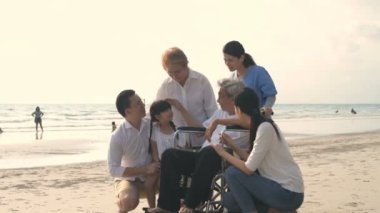 Tatil konsepti. Tüm aile üyeleri sahilde eğleniyor. 4k Çözünürlüğü.