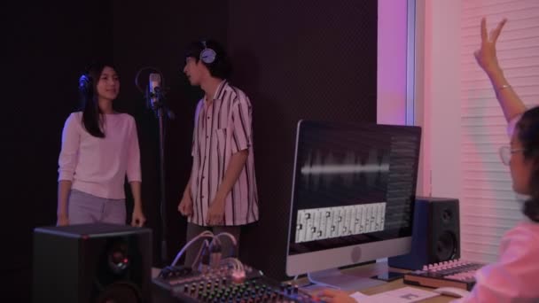 오디오 동양인 남녀가 스튜디오에서 노래를 부른다 결의문 — 비디오