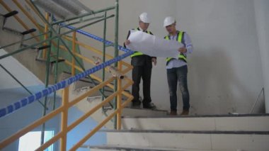 Mühendis konsepti. İş adamları yapı dayanıklılığını kontrol ediyor. 4k Çözünürlüğü.