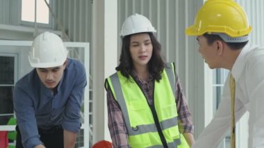 İş konsepti. Mühendisler bir toplantıda beyin fırtınası yapıyorlar. 4k Çözünürlüğü.