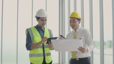 İş konsepti. Mühendisler bir toplantıda beyin fırtınası yapıyorlar. 4k Çözünürlüğü.