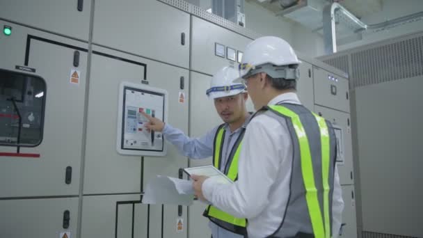 技術者の概念 従業員は発電機をチェックしている 4K分解能 — ストック動画
