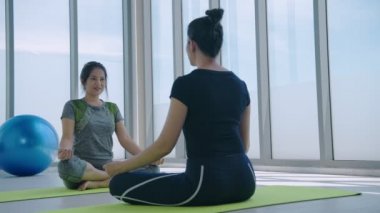 Egzersiz konsepti. Sporcular spor salonunda yoga yapıyor. 4k Çözünürlüğü.