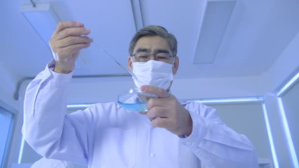Onderzoeksconcept Van Resolutie Aziatische Wetenschappers Druppelen Oplossingen Materie Testen — Stockvideo