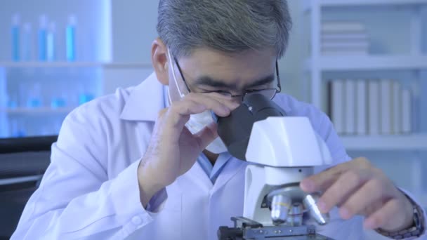 Concepto Investigación Resolución Científicos Asiáticos Están Examinando Anomalía Con Microscopio — Vídeos de Stock