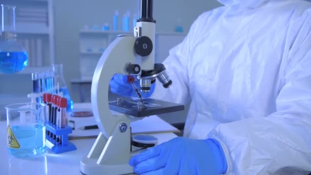 Forskningskoncept För Upplösning Forskare Undersöker Infekterad Persons Blod Ett Labb — Stockvideo